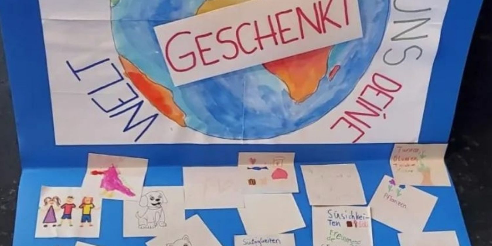 Collage mit den Worten `Du hast uns deine Welt geschenkt`, © ©Sabine Chr. Lübke Collage mit den Worten `Du hast uns deine Welt geschenkt`, © ©Sabine Chr. Lübke