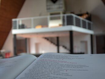 Lesepult mit Blick auf die Kanzel der Trinitatiskirche Hohenhorst, © Markuskirchengemeinde Lesepult mit Blick auf die Kanzel der Trinitatiskirche Hohenhorst, © Markuskirchengemeinde