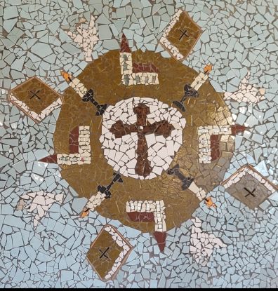 Mosaik mit Kreuz, Kerzen, Kirchen, Bibeln, © ©Sabine Chr. Lübke Mosaik mit Kreuz, Kerzen, Kirchen, Bibeln, © ©Sabine Chr. Lübke