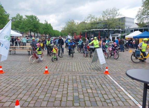 ADFC Fahrrad Sternfahrt Hamburg, © ADFC Neumünster / Kurt Feldmann-Jäger ADFC Fahrrad Sternfahrt Hamburg, © ADFC Neumünster / Kurt Feldmann-Jäger