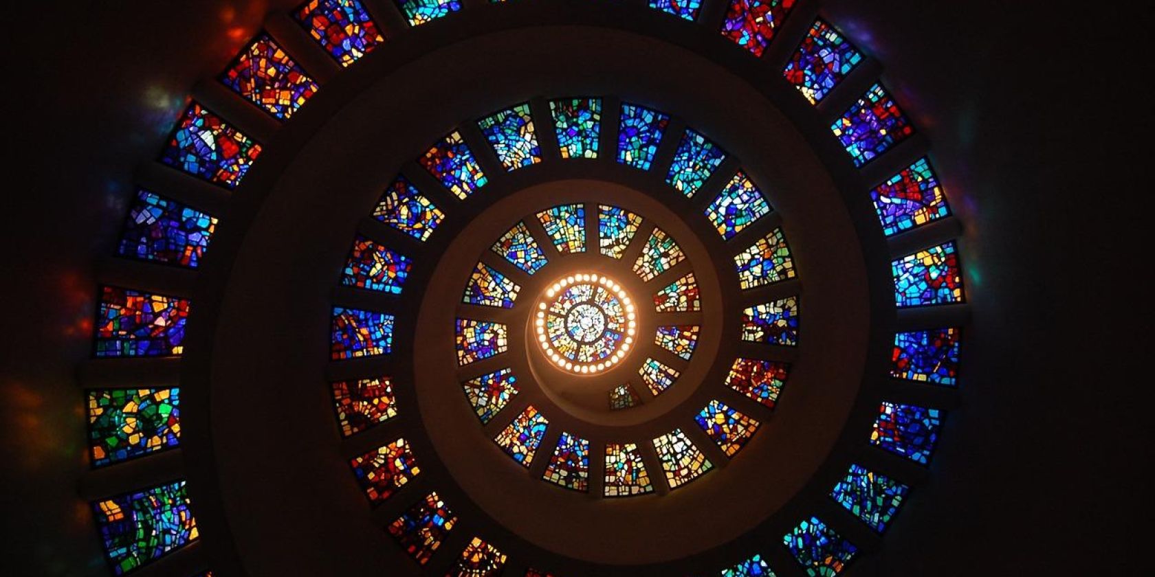 Leuchtende Fenster, © Bild von Marybeth auf Pixabay Leuchtende Fenster, © Bild von Marybeth auf Pixabay