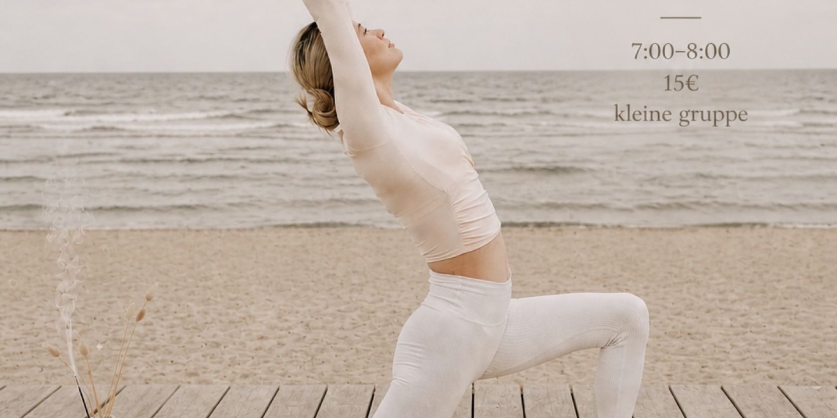 Yoga am Strand, © Francesca Janzen Yoga am Strand, © Francesca Janzen