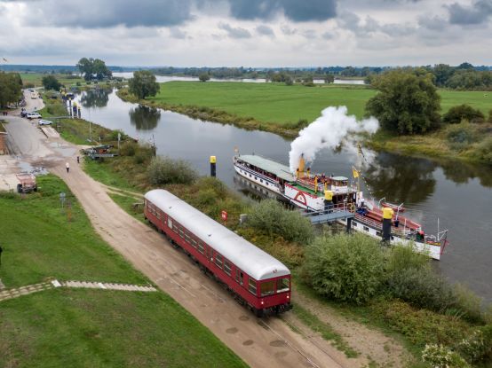 Kombifahrt mit HEIDE-Express und dem Raddampfer Kaiser Wilhelm, © Touristik-Eisenbahn Lüneburger Heide GmbH, Jan-Philip Schütze Kombifahrt mit HEIDE-Express und dem Raddampfer Kaiser Wilhelm, © Touristik-Eisenbahn Lüneburger Heide GmbH, Jan-Philip Schütze