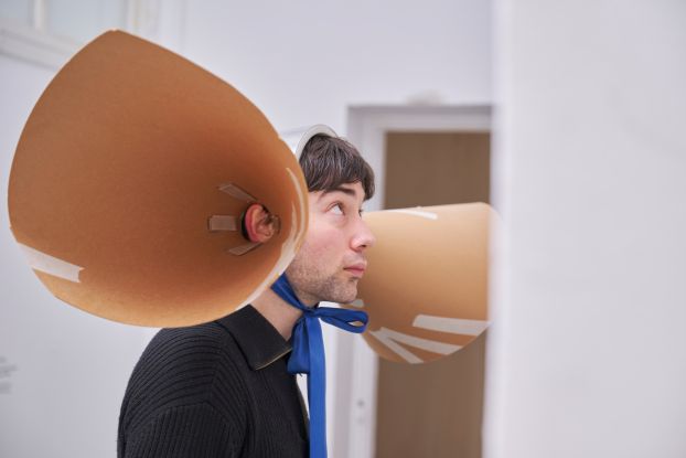 Junger Mann mit "Hörmuscheln", © Maja Meedom Junger Mann mit "Hörmuscheln", © Maja Meedom