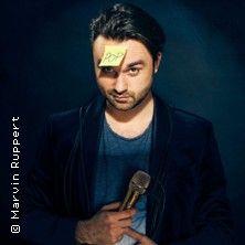 Dr. Pop - Hitverdächtig – Die Musik-Comedy-Stand-up-Show!, © links im Bild Dr. Pop - Hitverdächtig – Die Musik-Comedy-Stand-up-Show!, © links im Bild