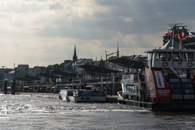 St. Pauli Landungsbr&uuml;cken, &copy; Johannes Beschoner