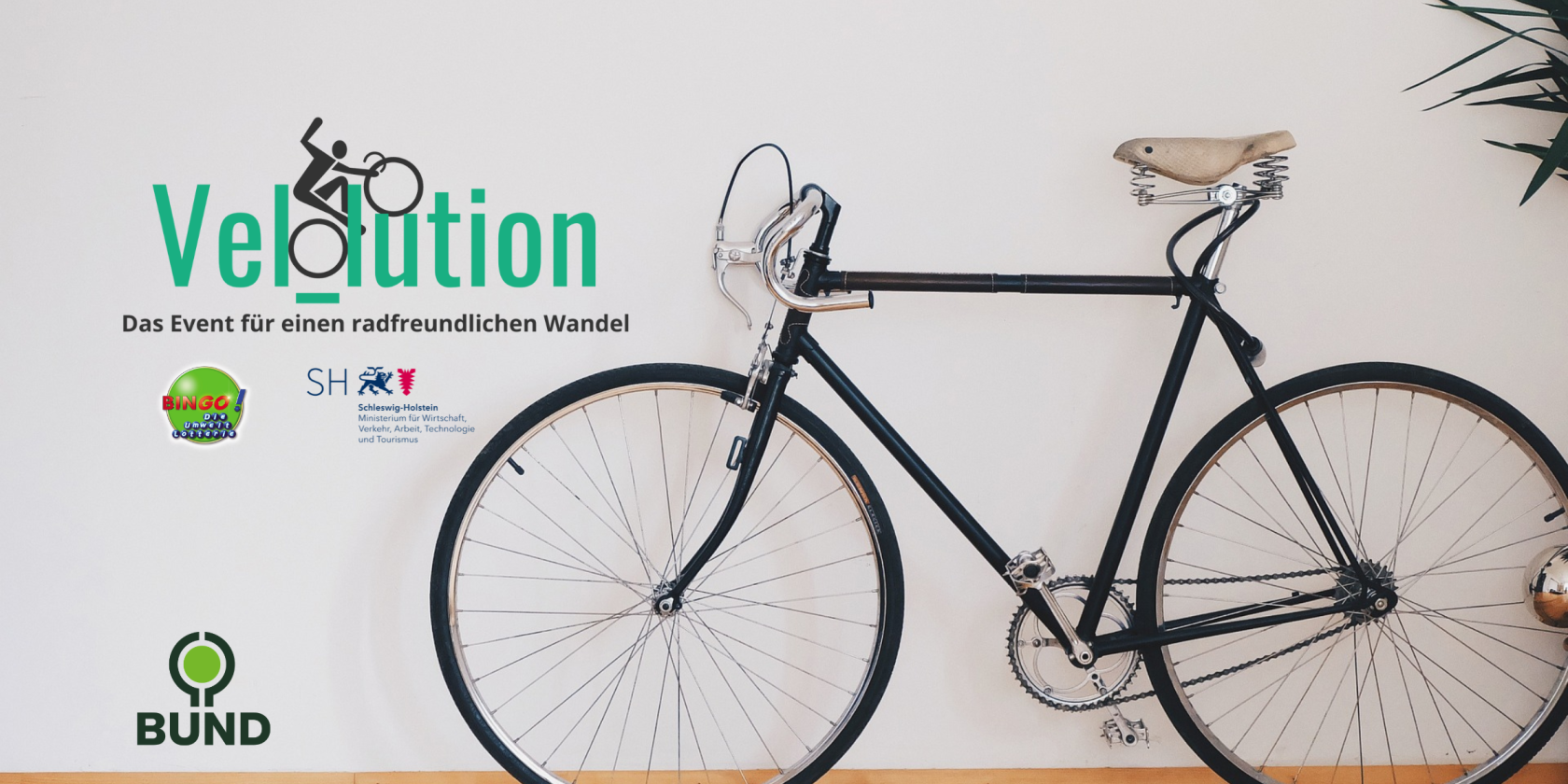Das Fahrrad steht im Mittelpunkt der Veranstaltungsreihe "Velolution", dessen Logo auf dem Bild deutlich zu erkennen ist. Die Logos des Wirtschaftsministeriums und von Bingo! Die Umweltlotterie, die das Projekt gefördert haben können im unteren Teil des Bildes eingesehen werden. Das BUND-Logo ist im untersten Teil zu sehen., © CC0