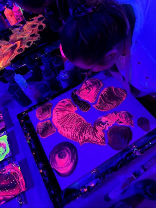 Neon Brush Pouring Kurs, &copy; &copy; Stefanos Alvertis