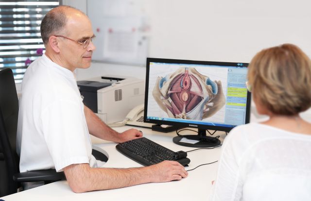 Dr. Neuss im Gespr&auml;ch mit einer Patientin, &copy; Agaplesion Bethesda Krankenhaus Bergedorf