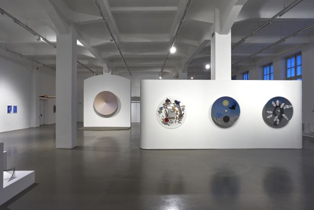 Installationsansicht Between Stars and Signals, Kunsthaus Hamburg 2025, Foto: Antje Sauer; mit Werken von Katie Paterson und Agnieszka Polska, © Installationsansicht Between Stars and Signals, Kunsthaus Hamburg 2025, Foto: Antje Sauer; mit Werken von Katie Paterson und Agnieszka Polska