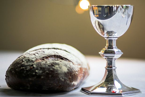 Brot und Kelch, &copy; Foto von James Coleman auf Unsplash