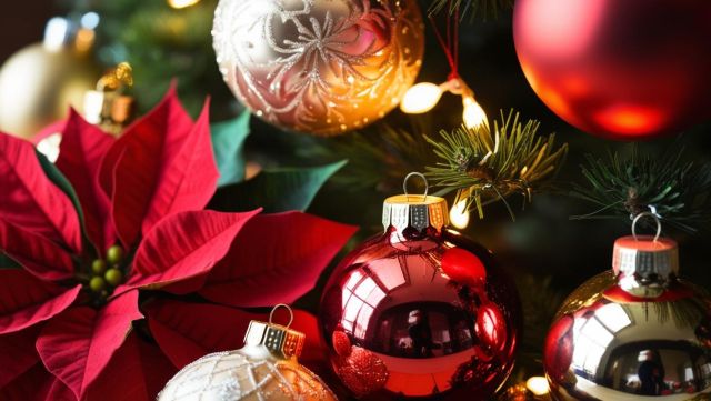 weihnachtszauber mit Christbaumkugeln und Weihnachtsstern, © SG Oldendorf-Himmelpforten KI generiert