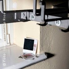 Hand in Hand, &copy; links im Bild