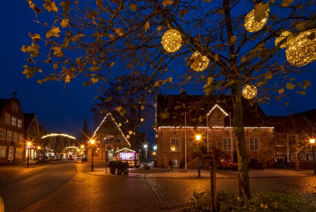 Weihnachtliche Stadtführung durch die historische Altstadt im Nordseebad Otterndorf, © Bernd Otten