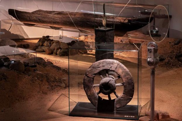 Archäologische Ausstellung, Wagenrad und Einbaum, © Archäologisches Museum Hamburg