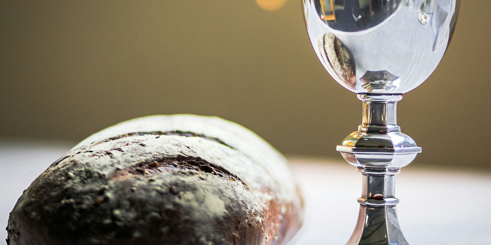 Brot und Kelch, &copy; Foto von James Coleman auf Unsplash