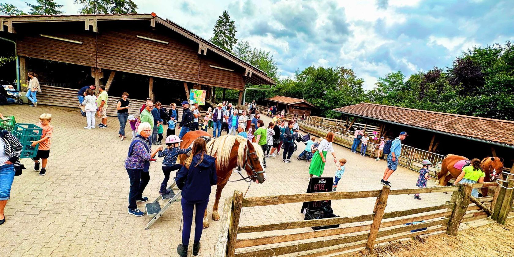 Hoffest im Fr&uuml;hling, &copy; MelFlower Teamfoto
