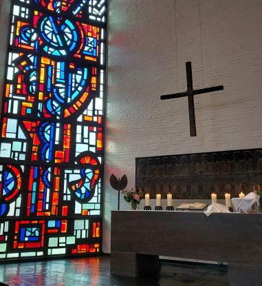 Altar der St. Johanneskirche mit Abendmahlsgedeck, &copy; &copy;Sabine Chr. L&uuml;bke