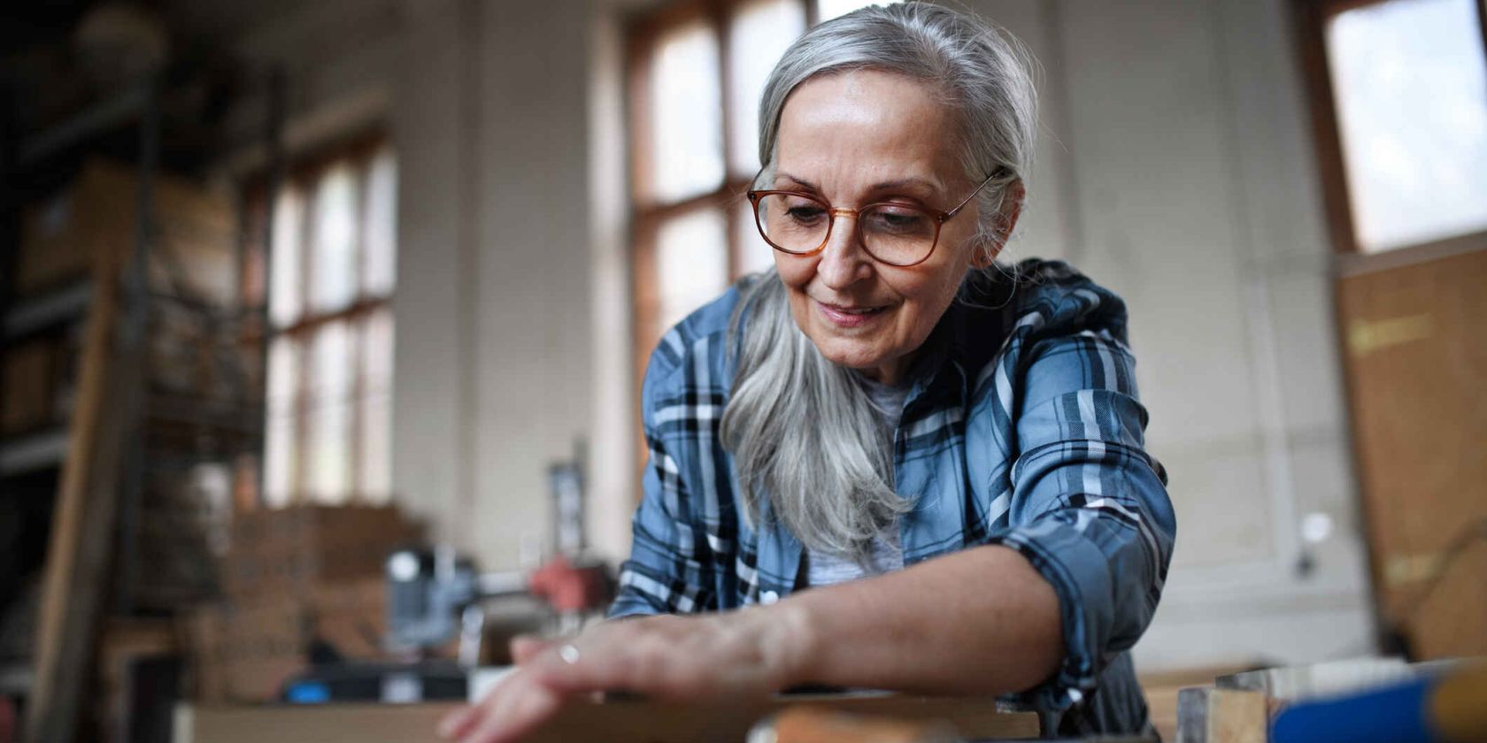 50j&auml;hrige Frau bei handwerklicher Arbeit, &copy; Foto: gettyimages/Halfpoint Images