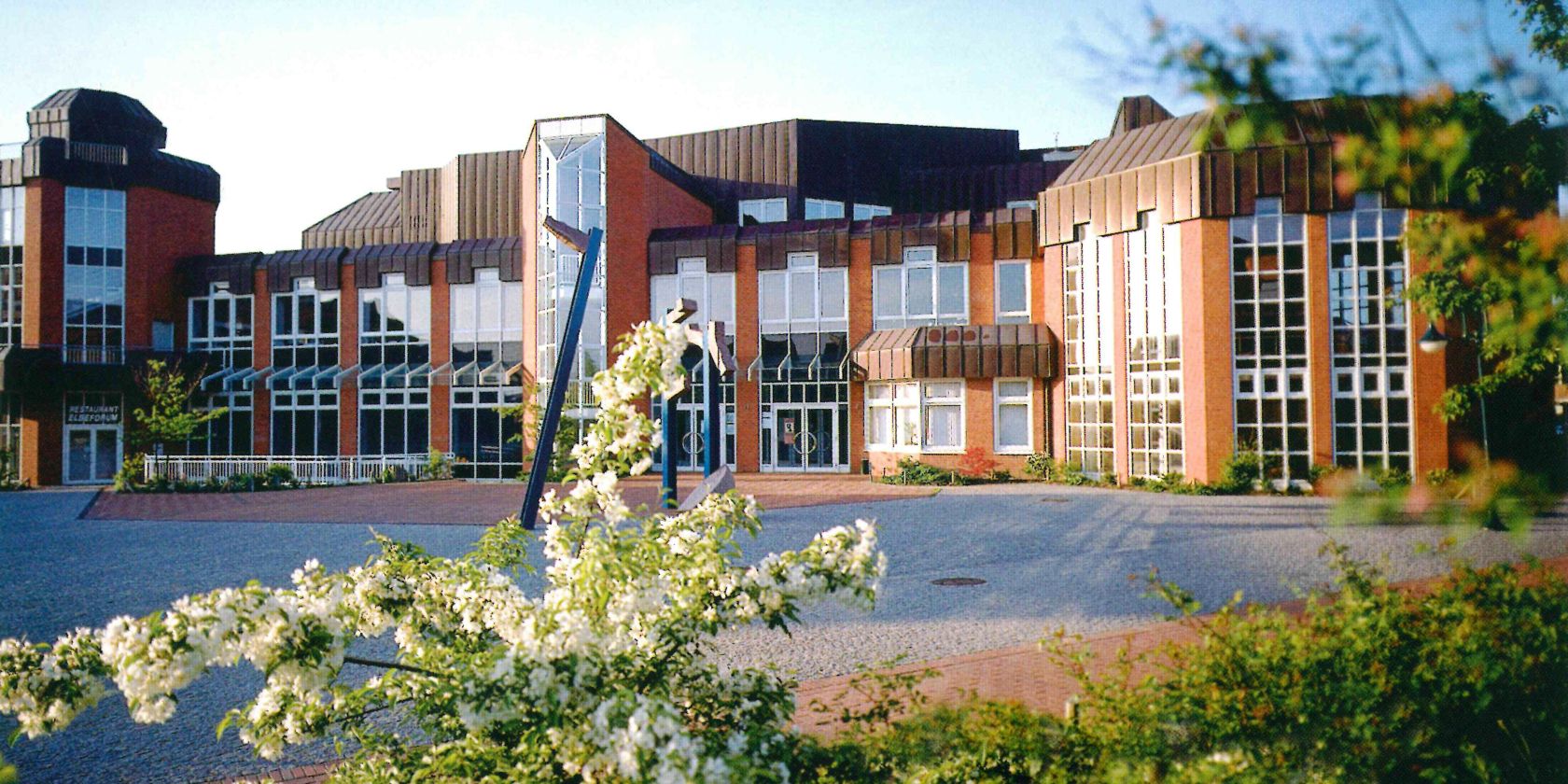Elbeforum Brunsbüttel: Außenansicht bei Tag, © Elbeforum Brunsbüttel