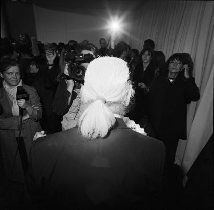 Volker Hinz, Karl Lagerfeld nach einer Pr&ecirc;t-&aacute;-porter-Schau, Paris, 1998, &copy; Foto: BSB/Bildarchiv Volker Hinz