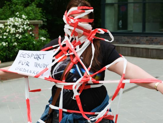 Performancekunst umsonst & f&uuml;r alle - auf dem Platz der Kinderrechte, &copy; Margaux Wei&szlig;