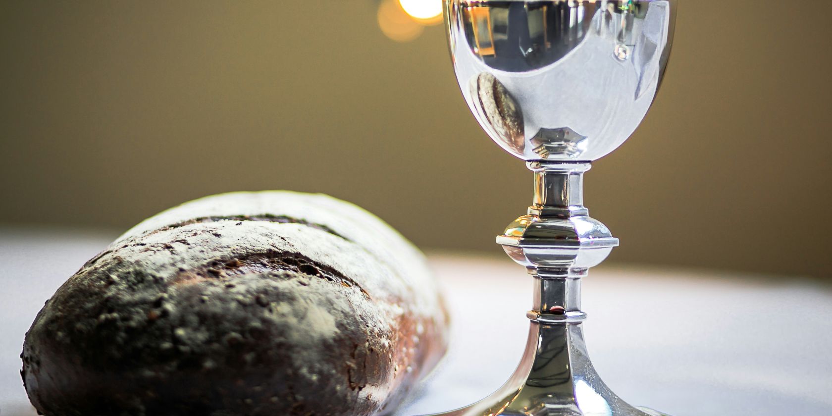 Kelch und Brot, &copy; Foto von James Coleman auf Unsplash