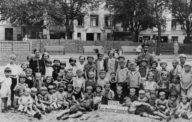 Das &sbquo;Kinderparadies Sandkiste bei der Kreuzung R&uuml;benkamp/Hufnerstra&szlig;e (1928), &copy; Archiv der Geschichtswerkstatt Barmbek