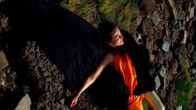 Image for the performance &ldquo;Wenn die rote Sonne gl&uuml;ht&rdquo; by Fernanda Ortiz and Mariana Ortiz Losada., &copy; Facundo Rodriguez