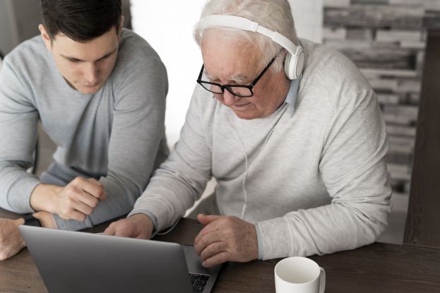 grand-parent-learning-use-digital-divice, © Freepik