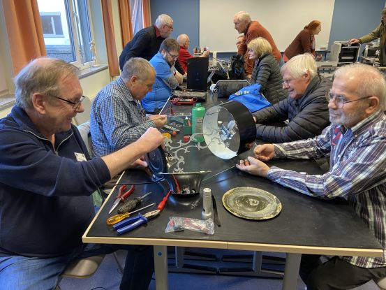 Das Repairteam unterst&uuml;tzt bei vielen Reparaturen und erweckt viele Gegenst&auml;nde wieder zum Leben, &copy; vhs