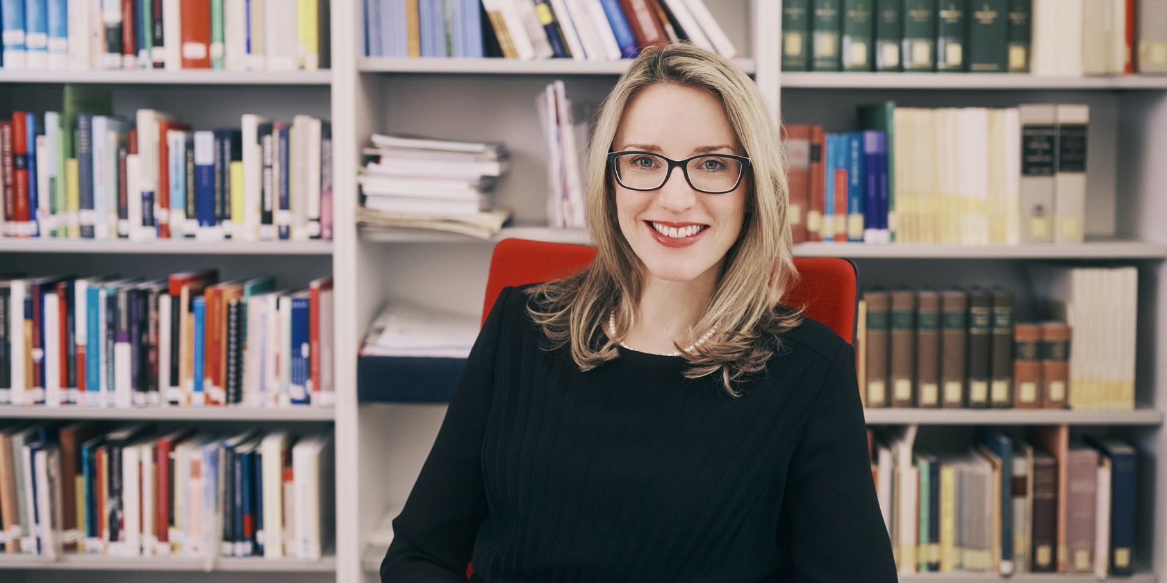 Alena-Buyx-Portrait-Regal-Schwarz-10-HR-small-1, © TUM/Lara Freiburger