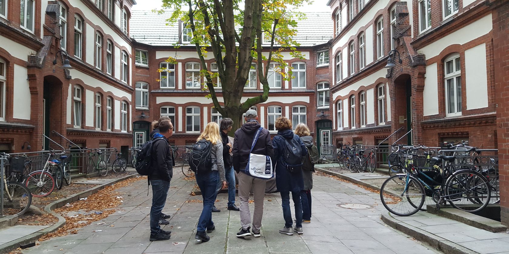 hist. Innenhof mit Gruppe_SSachse, &copy; Stattreisen Hamburg e.V.