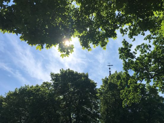 Sommerhimmel mit Kirchturmspitze, © eigenes Bild