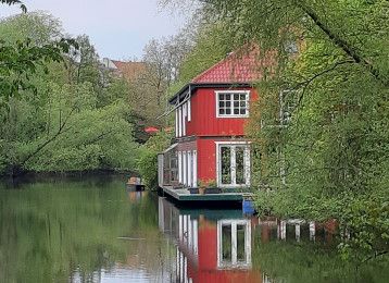 Rotes Hausboot am Ufer des Isebekkanals, &copy; Hans Dall