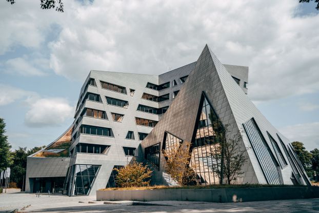 Herbstliches Leuphana Zentralgebaeude, © LEUPHANA