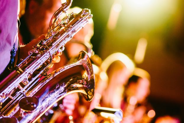 Person die Saxophon spielt, &copy; Foto von Jens Thekkeveettil auf Unsplash