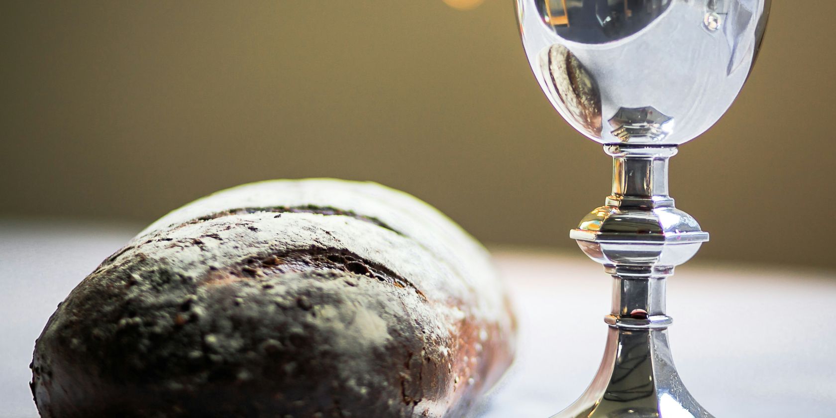 Brot und Kelch, &copy; Foto von James Coleman auf Unsplash