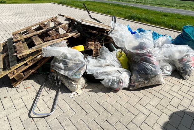 010-02 M&uuml;ll sammeln, &copy; Gemeinde Kirchgellersen