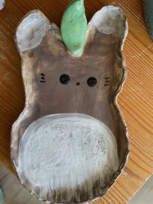 Teller von Kind gestaltet aus Ton., &copy; A. Duval