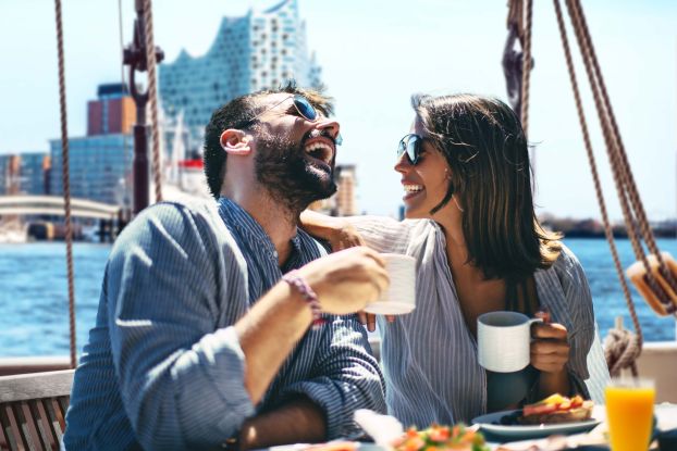 Brunch unter Segeln in Hamburg, &copy; iStock-1391766879