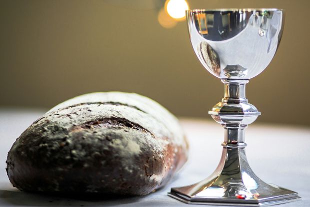 Kelch und Brot, &copy; Foto von James Coleman auf Unsplash