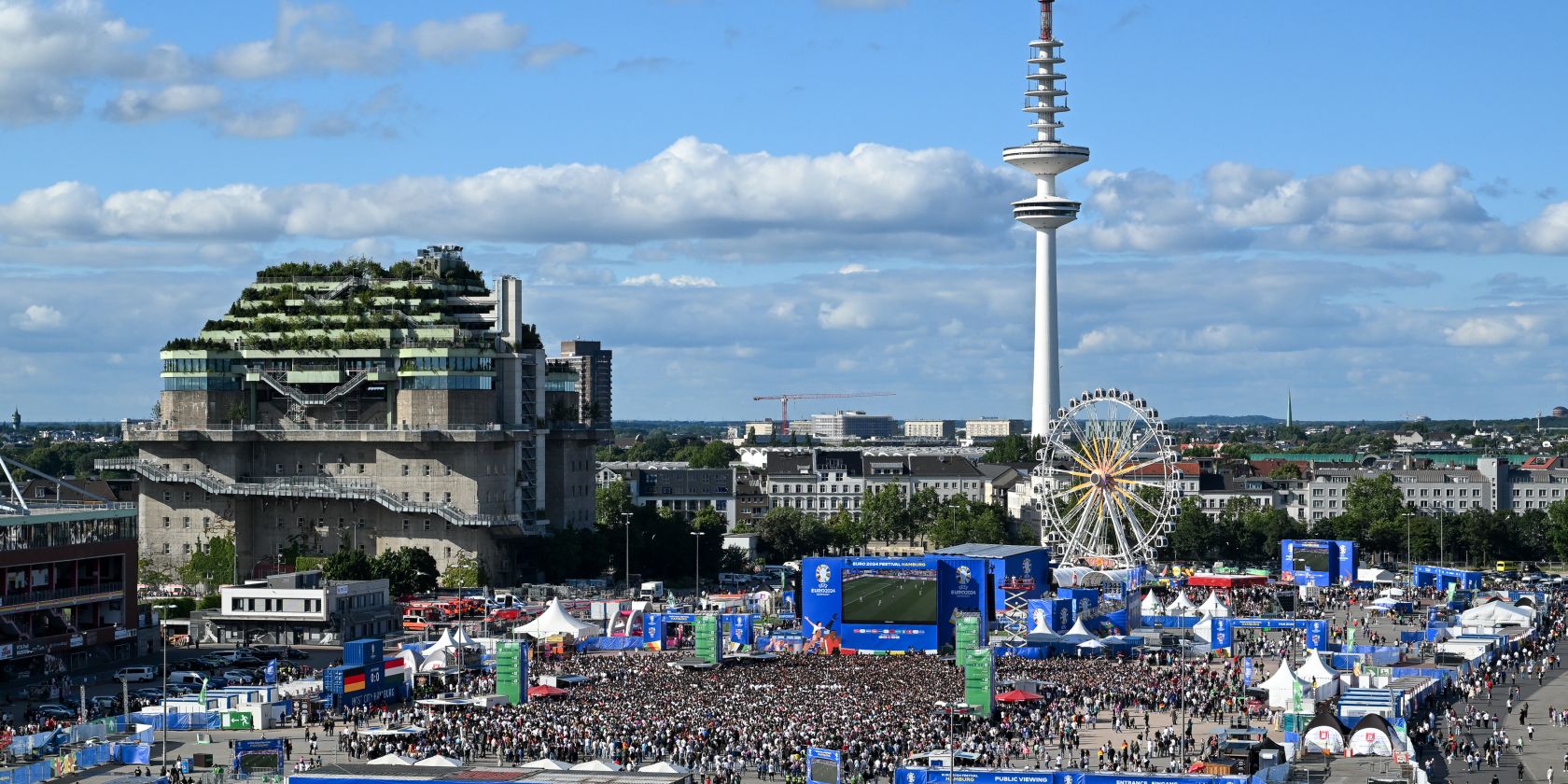 Fan Zone_mit Public Viewing Heiligengeistfeld-Royalty Free (RF), &copy; Thomas Panzau