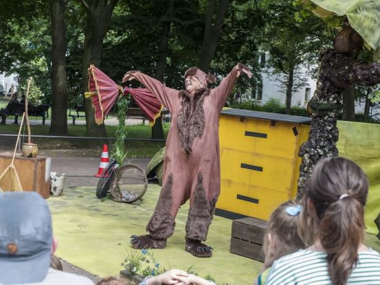 Der B&auml;r und die Bienen, © Theater Zeppelin