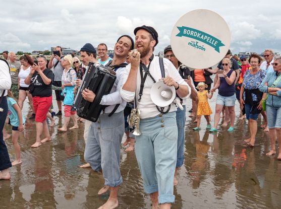 Wattenlaufen mit Musik mit  BORDKAPELLE von mahoin, &copy; TMS Buesum GmbH