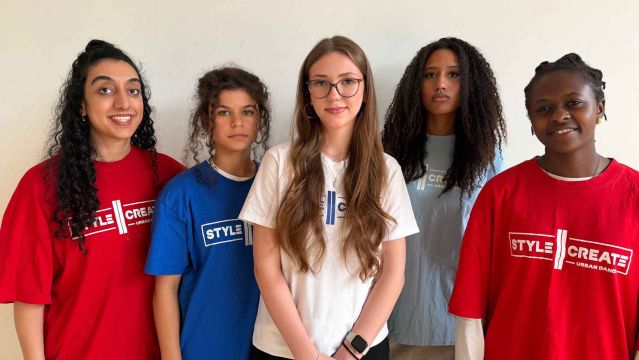 F&uuml;nf Personen mit unterschiedlichen Haarl&auml;ngen und -strukturen tragen bunte T-Shirts mit dem Schriftzug "STYLE CREATE" und stehen vor einer hellen Wand., &copy; Hajusom