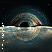 Schwarze Löcher - Mysteriöse Giganten im All, © links im Bild