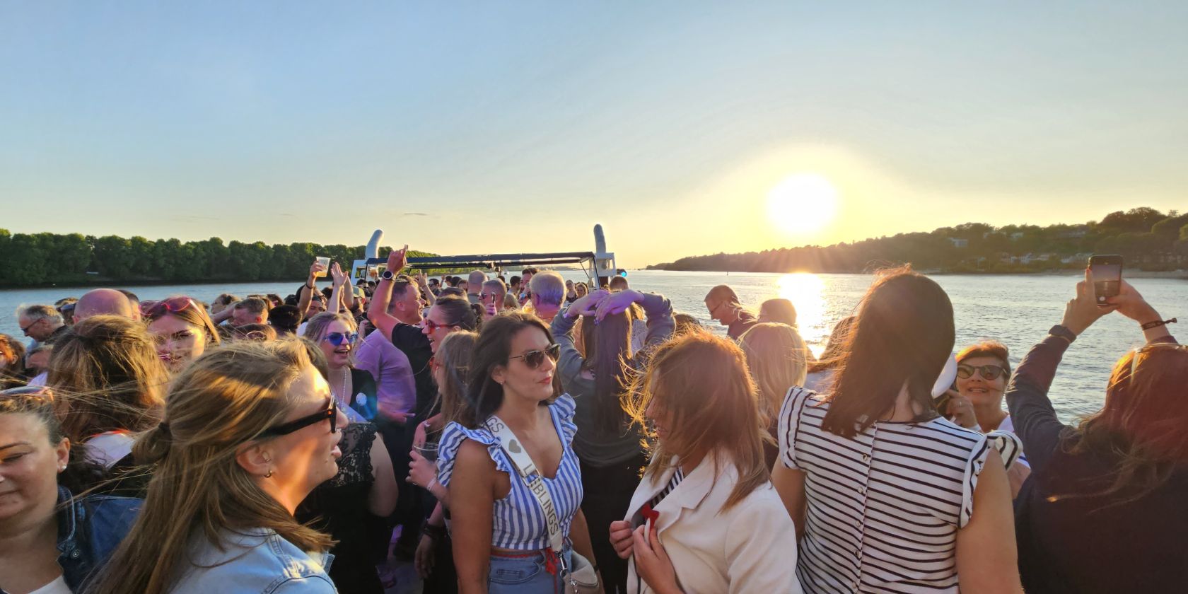 Party auf dem großen Sonnendeck, © ELBLINE EVENTS