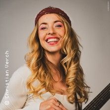 Miss Allie - Paradiesvogel Tour 2025/26, © links im Bild