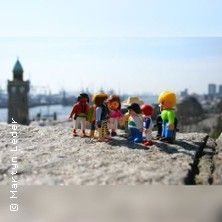 Familienf&uuml;hrung - Der Hafen f&uuml;r Kinder, &copy; links im Bild